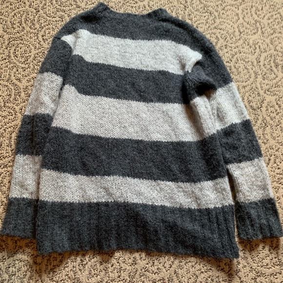 Super comfy American Eagle sweater - Picture 3 of 4